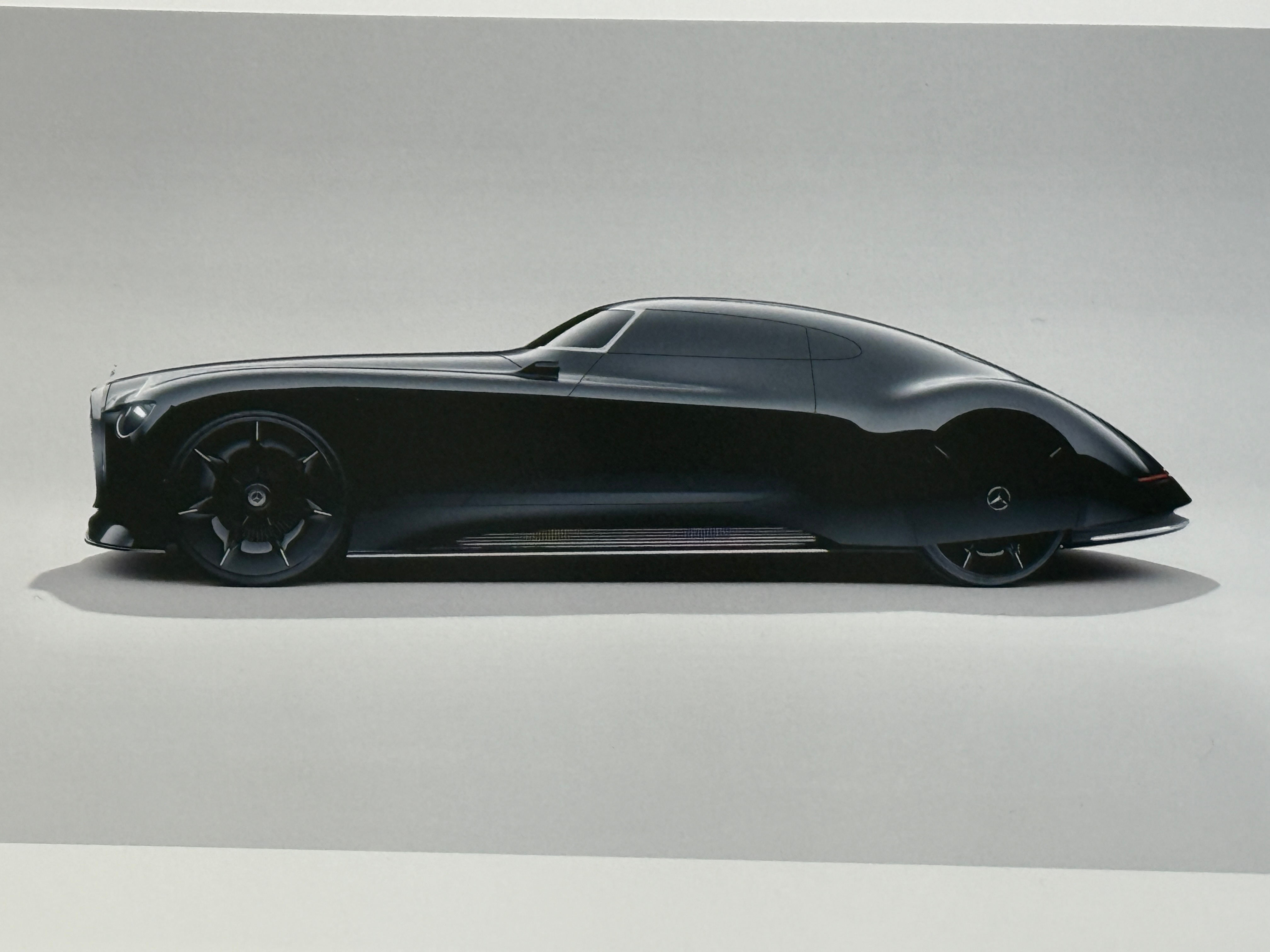 Vision iconic其实不止一辆车，相比亮相的那款，这辆隐藏款更暗黑，充满