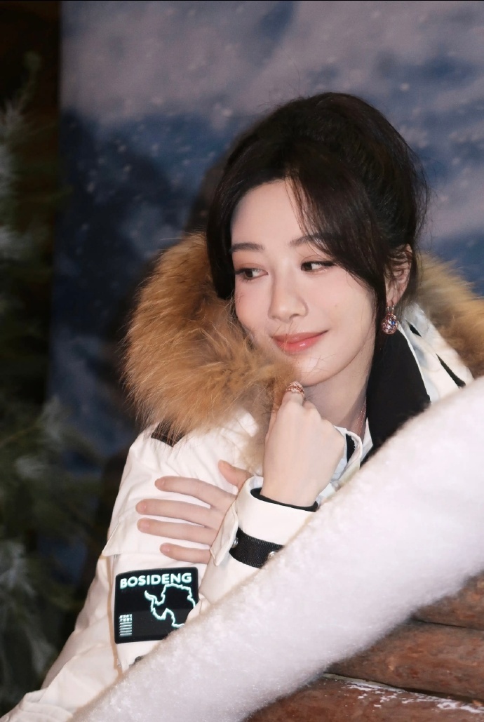 杨紫麋鹿少女  杨紫提前过圣诞节了🎀，简直就是我们可可爱爱的麋鹿少女。甜甜的笑