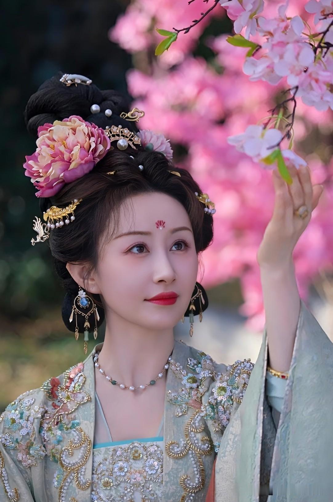 舒畅这人不能仔细看
仔细看，很难再找到年少荧幕里那股熟悉的灵气。

9月17日舒