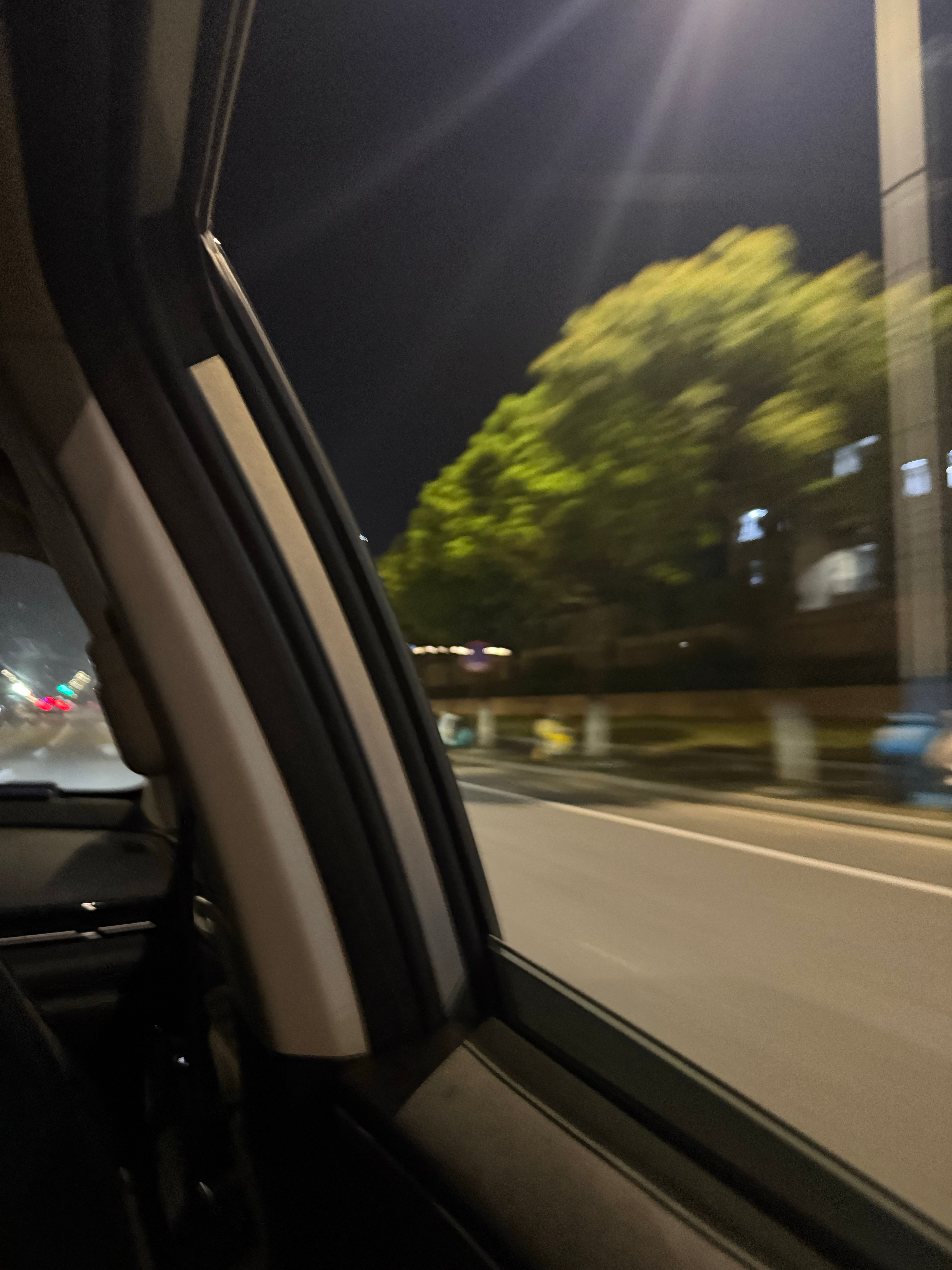 今天在宿舍收拾了一整天的行李 发光灯牌啥的一个都没带。甚至连魔改棒都没带 想着这