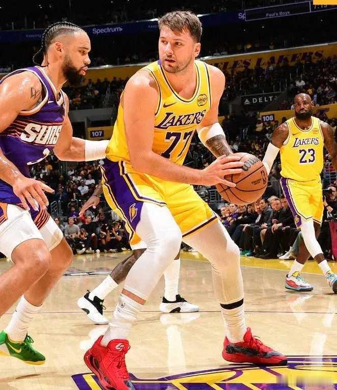 西部三强集体翻车！詹皇打铁东契奇9失误，狄龙33分掀翻湖人北京时间12月2日，N