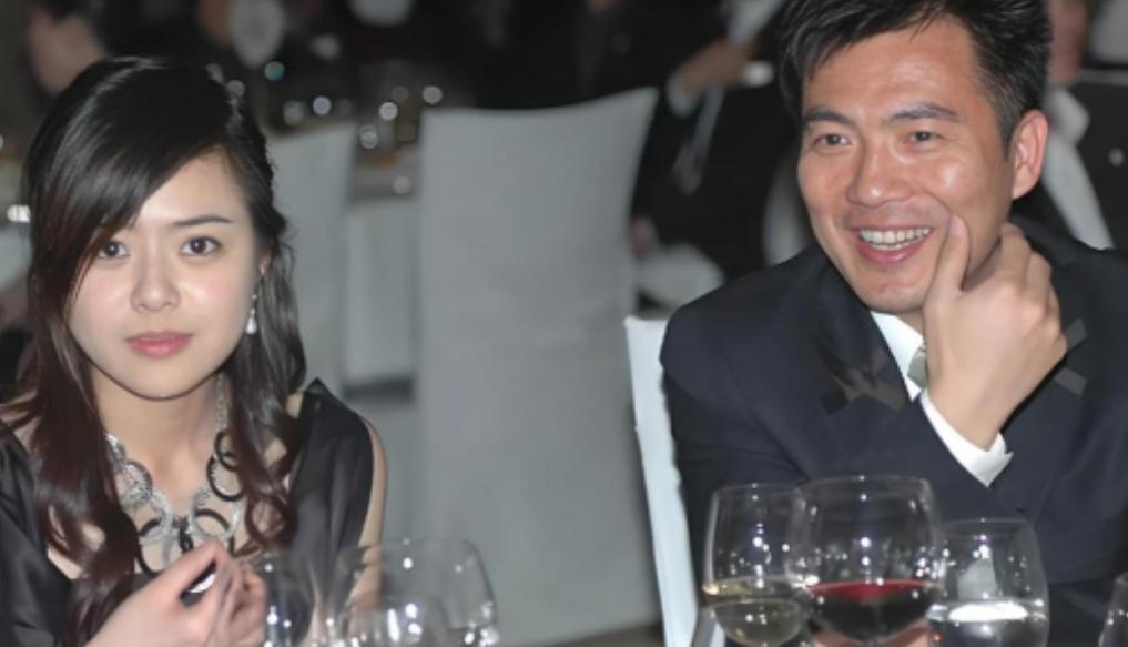 2006年，黄健翔在妻子孙颖手术后不久，就提出离婚，孙颖泣不成声:“我17岁就跟