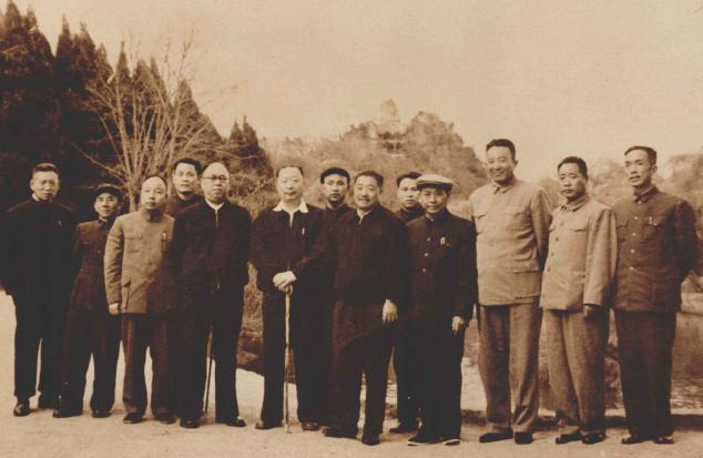 1960年三位老帅在贵阳花溪。左三是开国上将萧华，后来担任了总政治部主任。左五是