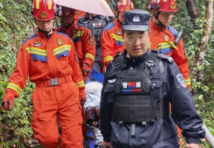 台州警民接力暖心救援两起意外化险为夷台州警民接力救援！黄岩爬山群众+城东老人意外
