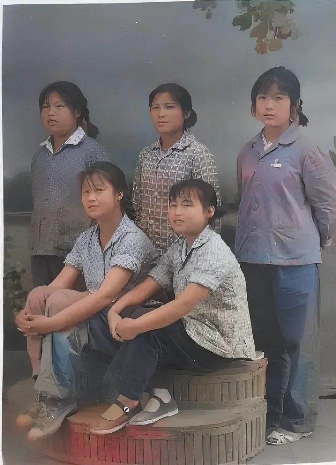 60年代，几个朴实无华的女孩，来到照相馆，留下了这一张合影，照片中的她们也就是十