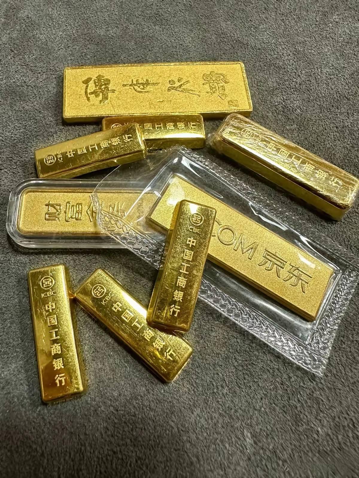 前天1016买的黄金，今天就跌到了995。100克，一眨眼亏了两千。
你以为补仓
