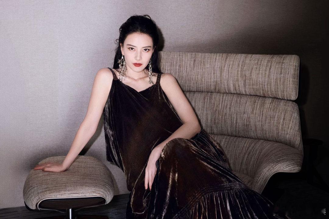高圆圆纽约时装周生图被高圆圆纽约时装周生图狠狠圈粉。岁月沉淀出独有的韵味，五官精