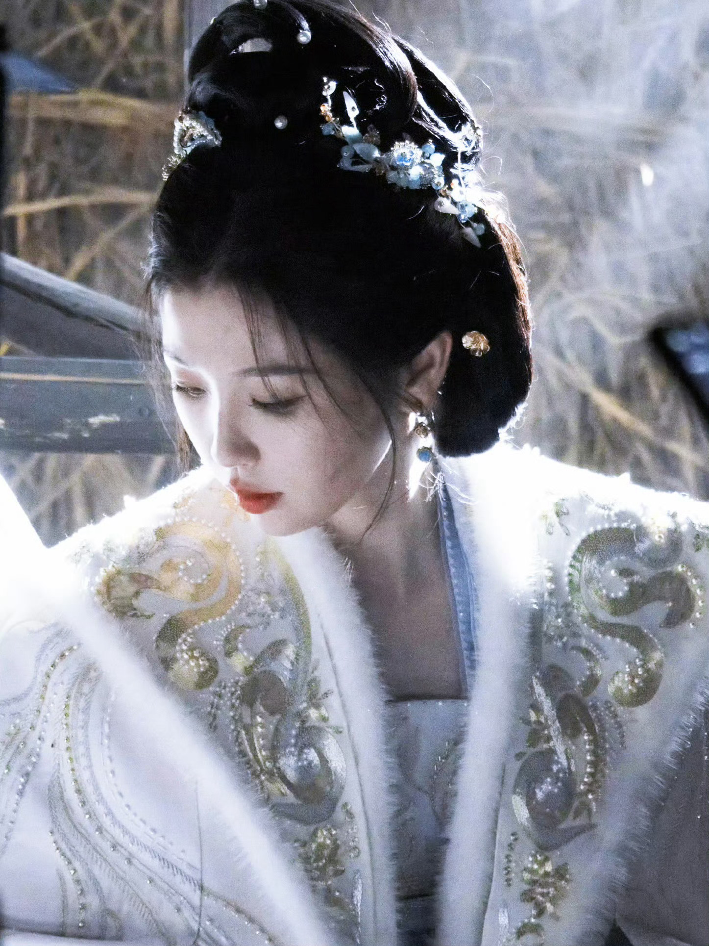 好喜欢这套造型～～～虞书欣 《云初令》云初☽ 白衣+白斗篷 