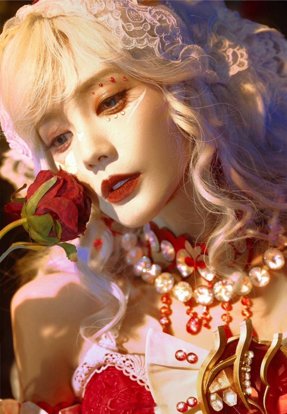 李一桐狩猎吸血鬼造型李一桐病娇玫瑰钓我策划你们竟然还记得我和平的红装？已经8个月