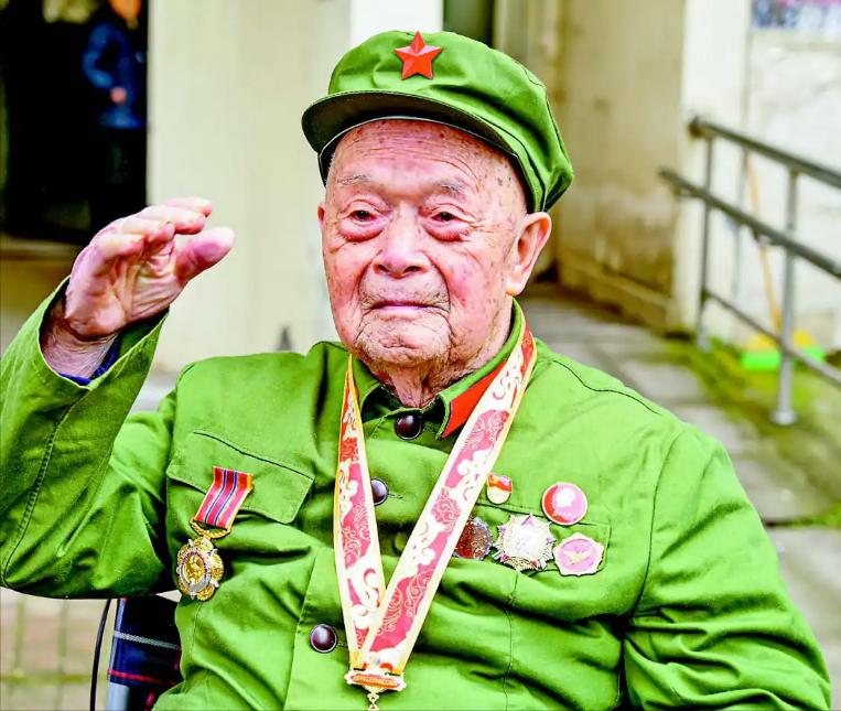 抗美援朝时，他一人歼敌400余人，立下汗马功劳，复员时却因工作人员写错一字，苦干