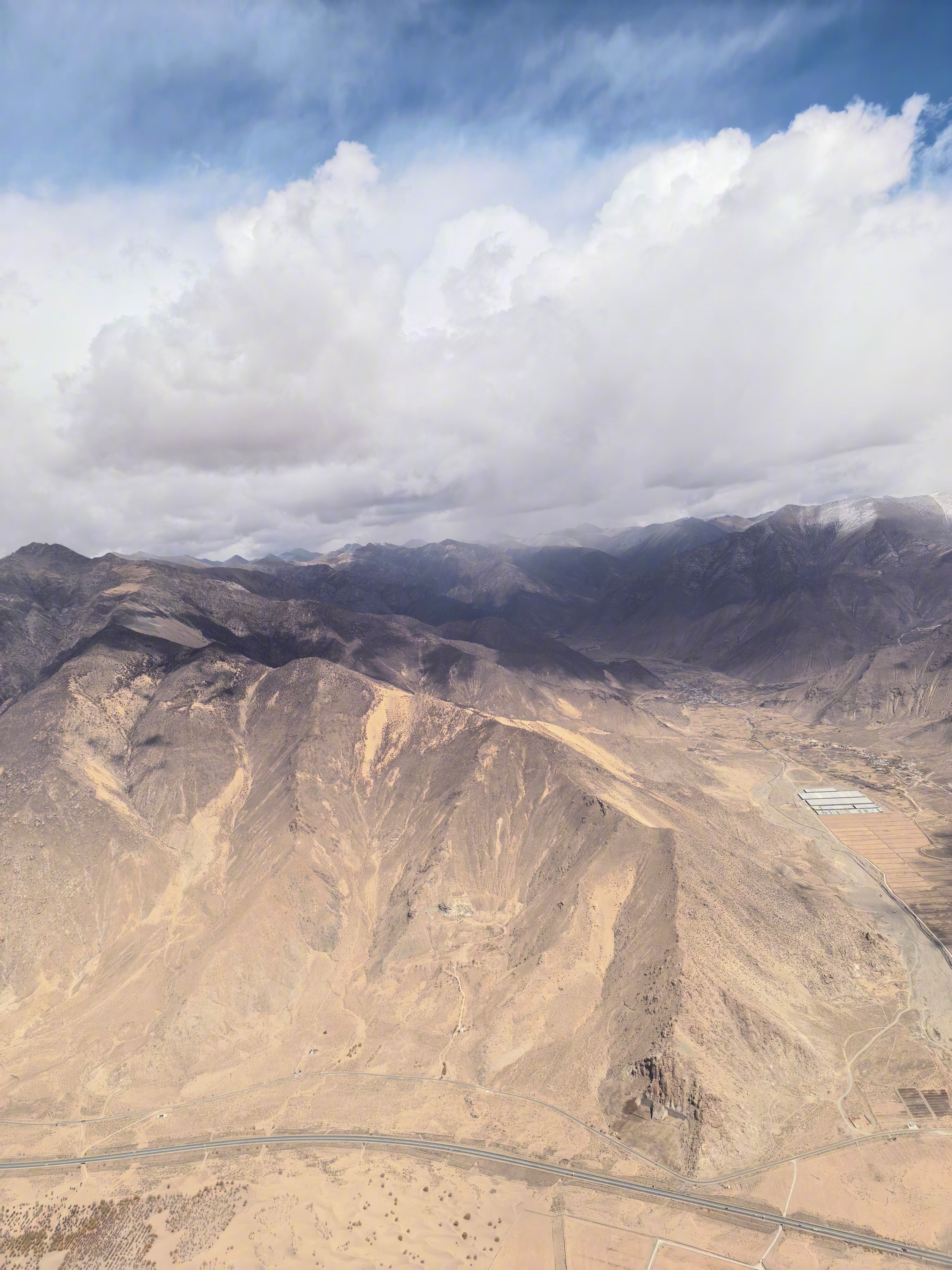 落地拉萨了！大傻子张恩博没赶上飞机，得今天晚上到。这趟我们开大众9X，换了AT胎