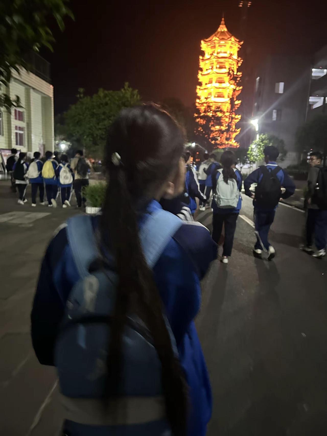 刚认识你的时候 我以为我中奖了 你真诚又认真 结果发现是送我的一个教训迷失公园洗