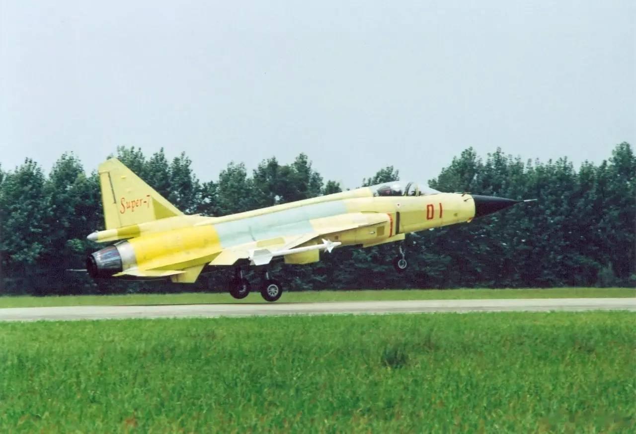 #枭龙首飞20周年# 2003年8月25日，FC-1“枭龙”战斗机01号原型机首