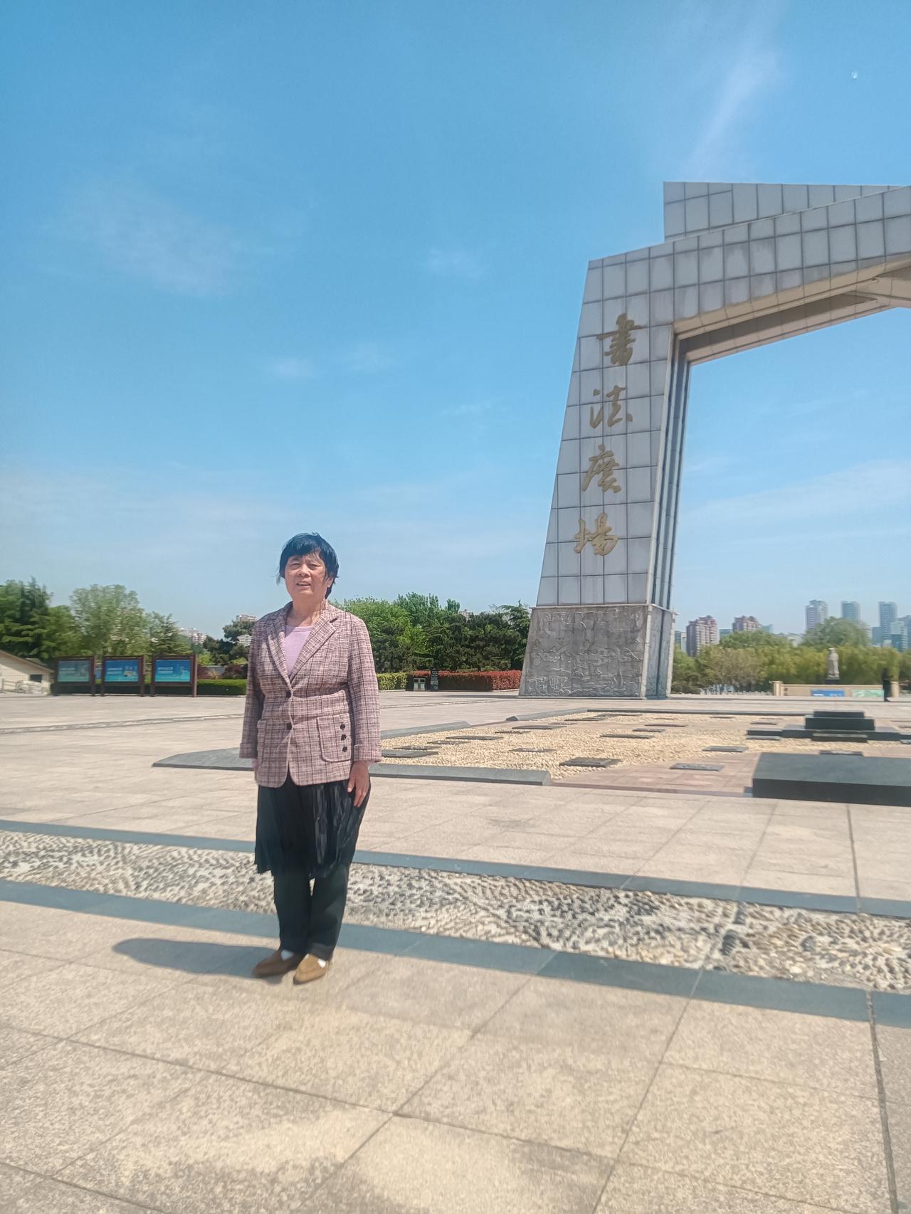 书法广场
文/李兴伟
牡丹藏于书法园，
西望园中赏牡丹。
露天碑刻惊入眼，
书法