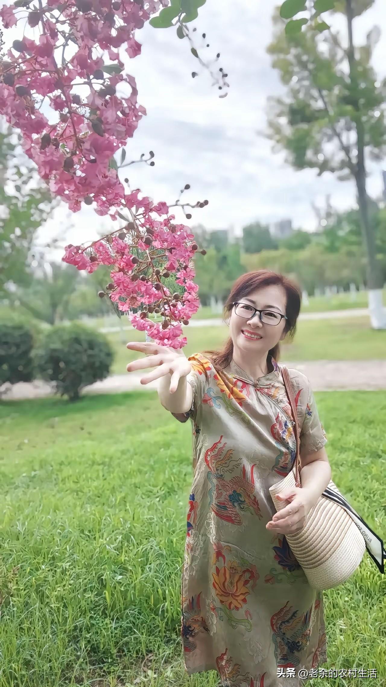 女人不能恋爱脑
去爱一个男人不能太执着
要不然
吃亏的肯定是你
受伤的肯定是你