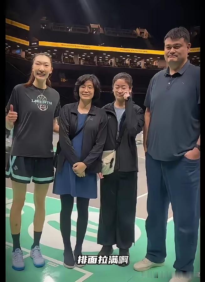 姚明不当篮协主席了，转身就去了纽约。别以为他是去看女儿打球的，6月30日人家直接