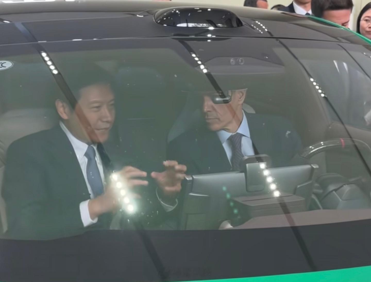 可惜了小米没把握住机会，这时候发布一部自研芯片的手机或者小米YU9，销量肯定嘎嘎