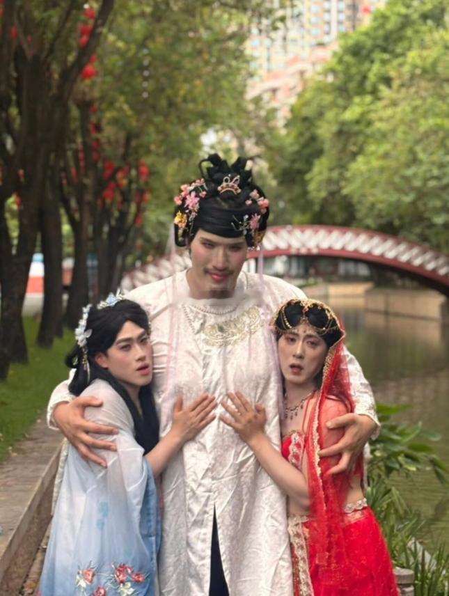 韩国艺人最近接二连三跑中国体验网红化妆了，即便是男艺人，也都要体验女装…… 