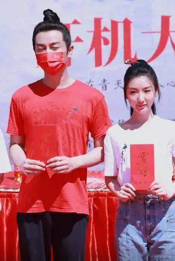 毛晓彤撞脸黄奕疑整容失败！时隔8年再与陈晓合作，近照脸肿变形 