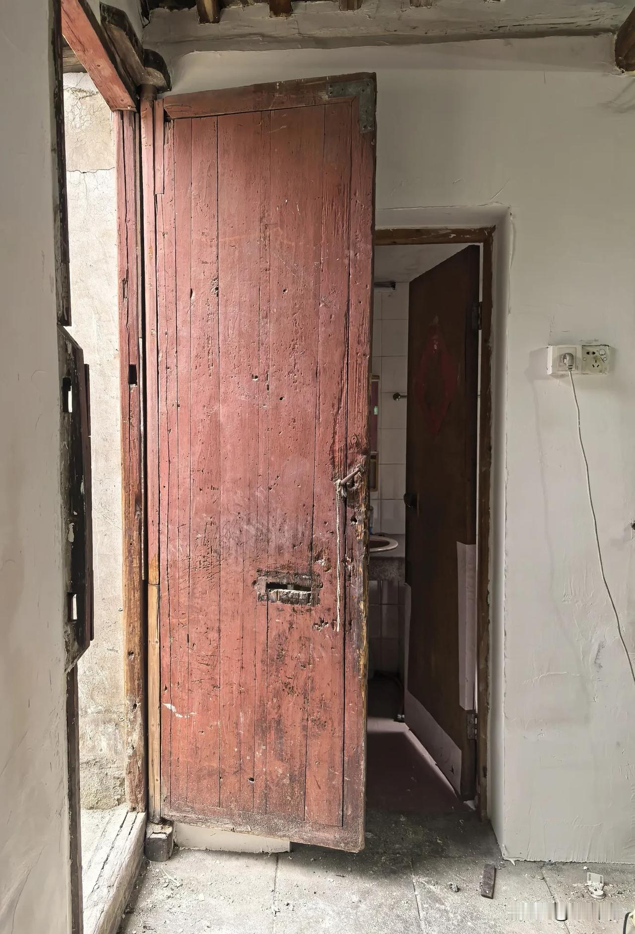 （原创）古镇·信眼
修缮的旧宅旧门上，被原来房主刻意挖了个洞。
洞是长方形的，十
