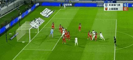 这都不是点球？关键如此有争议，主裁判连var都懒得去看！

仔细看门将颜骏凌在没