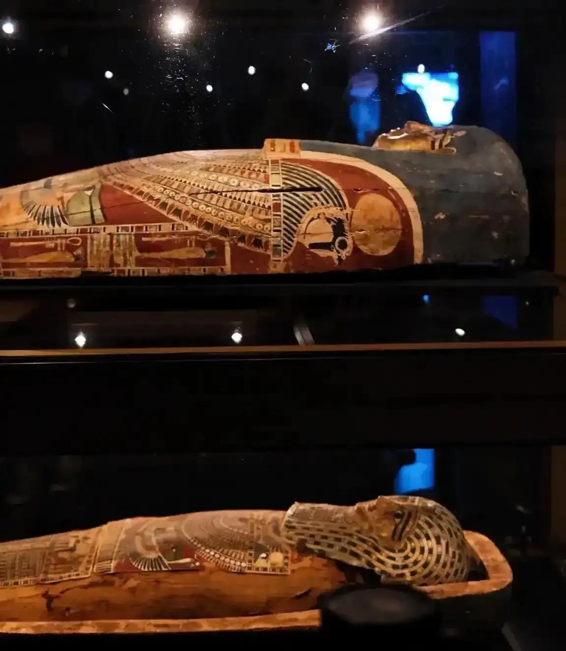 三千多年前尼罗河畔，少年法老图坦卡蒙9岁登基却19岁暴毙，死因竟藏在亲兄妹父母的