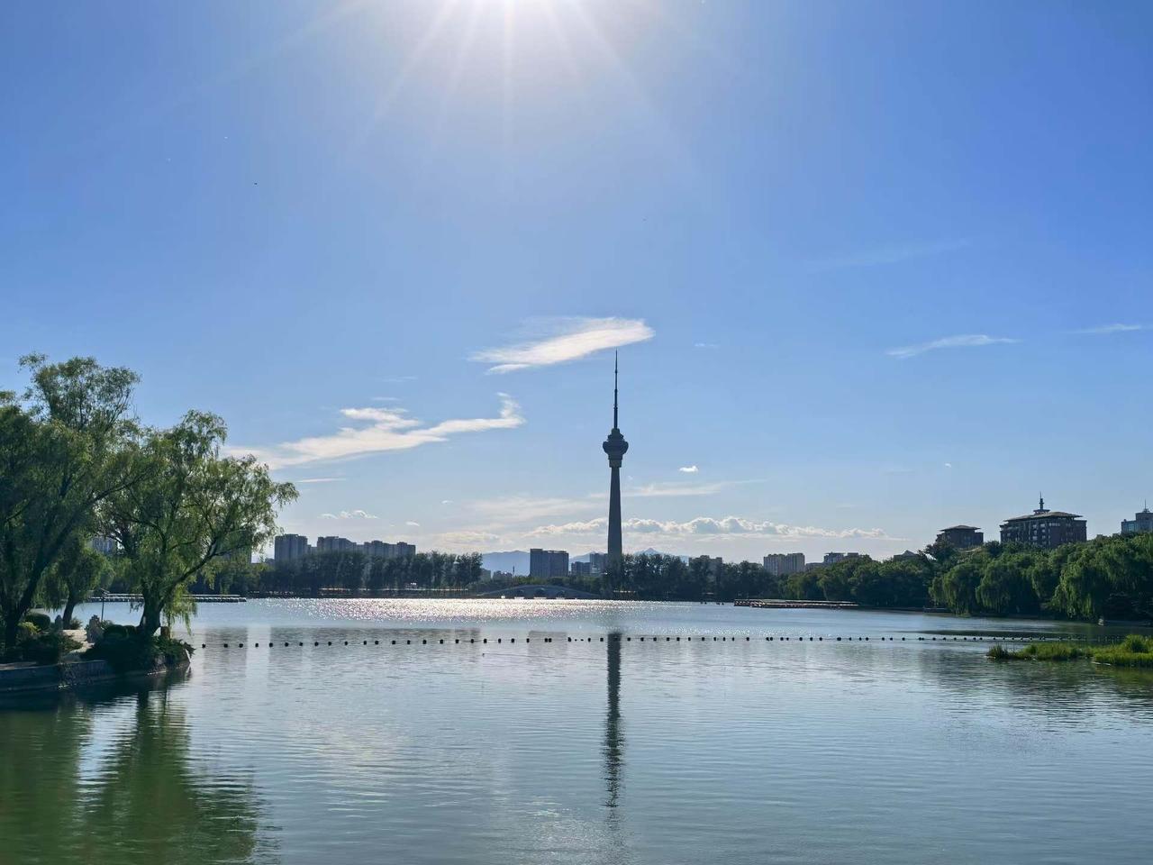 北京这几天的天气真好，晴空万里，烈日当空。真热！
今天气温达到了35度，吹了会电