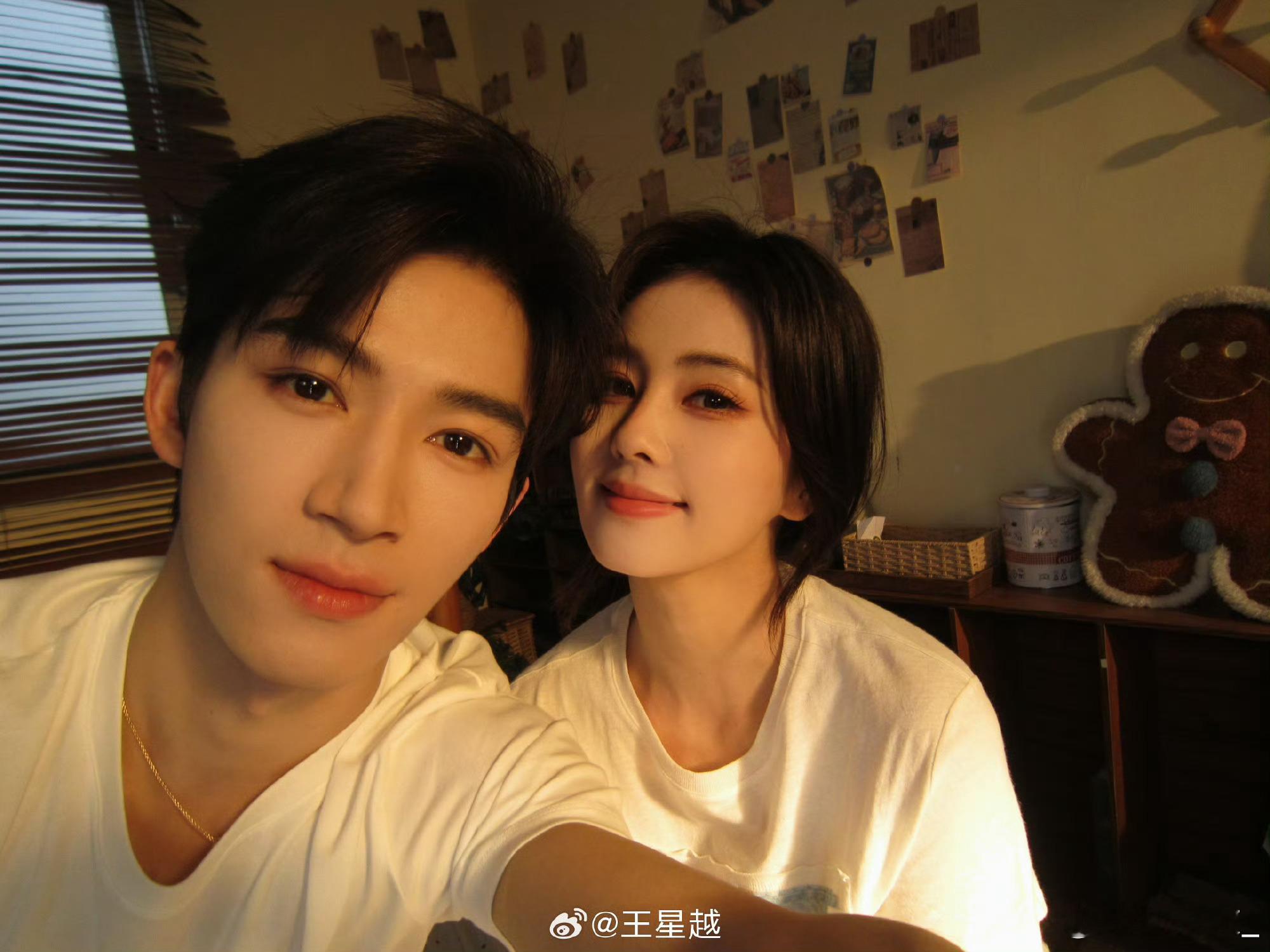 唐宫奇案之青雾风鸣 我的评分：王星越白鹿居家风合照 王星越白鹿居家风合照清新自然