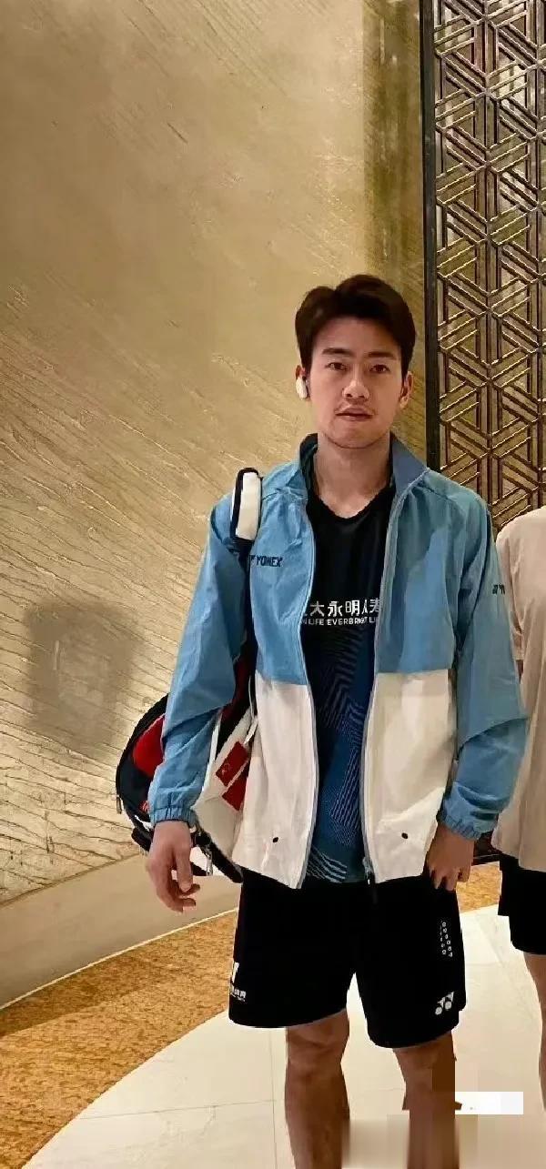 国外球迷表示：想让王昶刮胡子[笑哭]
🇨🇳大家觉得不刮胡子的昶哥如何？
梁王