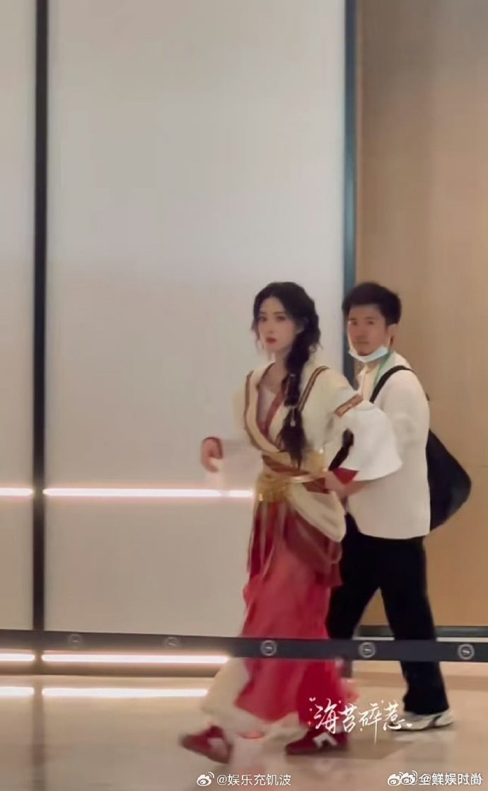 孟子义异域风造型路透孟子义异域风造型路透，这气质，这穿搭，完全就是异域公主本人孟