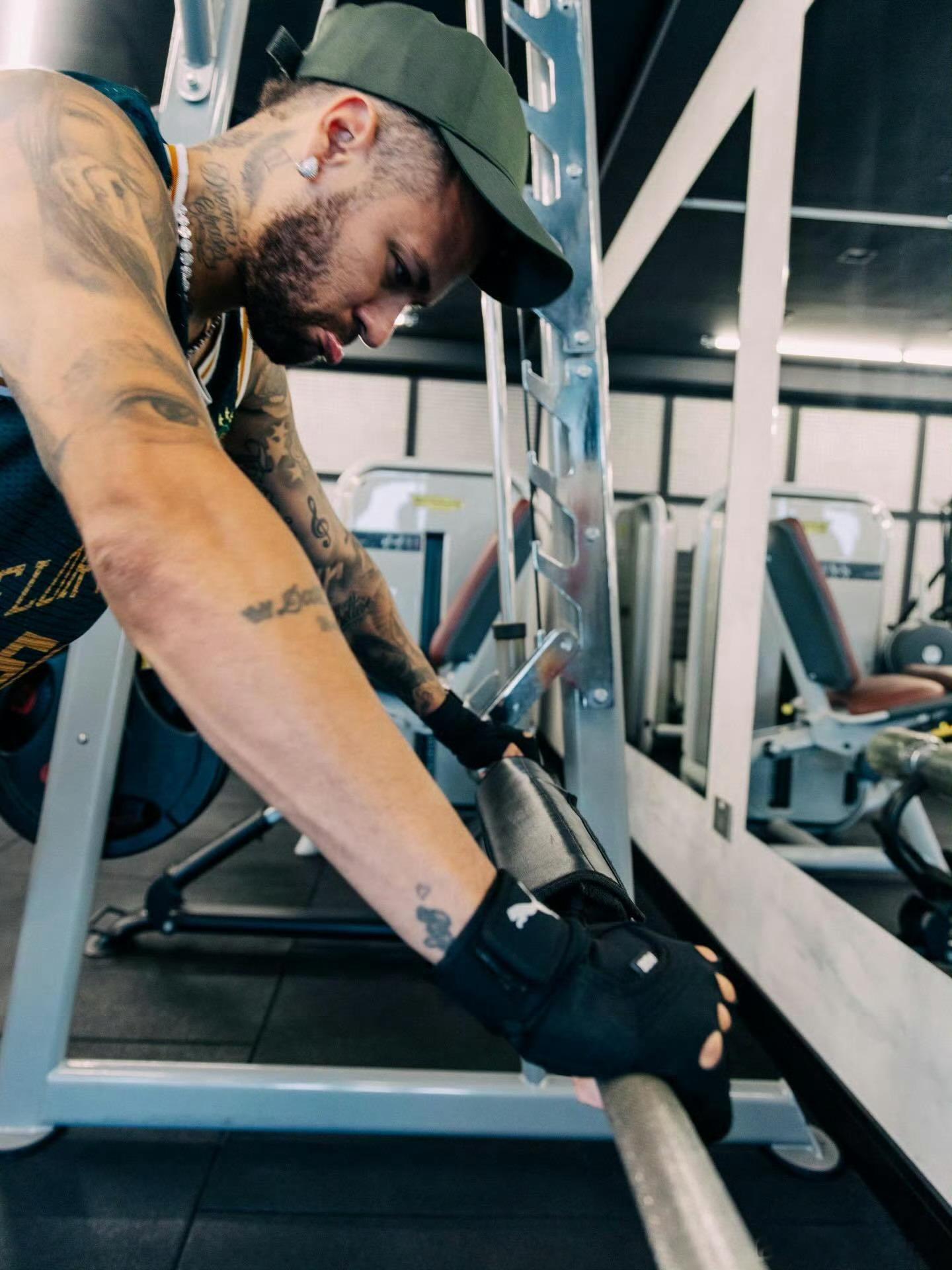 内马尔内马尔 不是休息就是在工作在家训个练🏋️♀️ 