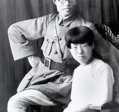 1940年，延安，朱仲芷主动和丈夫萧劲光离了婚。那一年她已经是6个孩子的妈，和萧