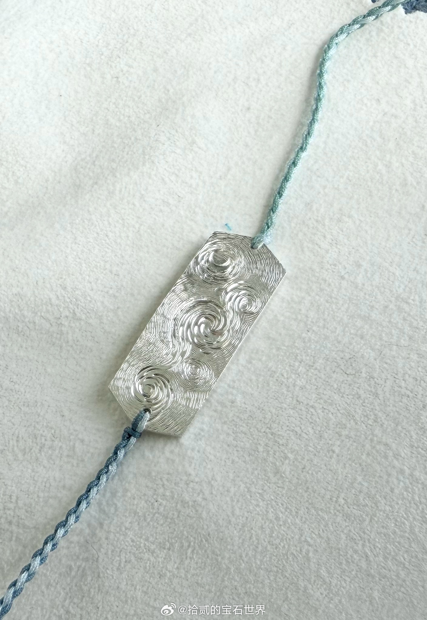 票圈上一个纯银錾刻手牌，星空与鱼。今天本来要上点彩宝，没来得及，临时换了才打出来