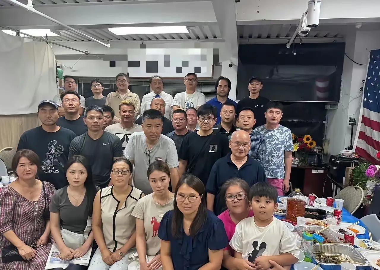这一段时间，润人们经常举行定期的聚会，
他们来自国内不同的地方，大都有着体面的工