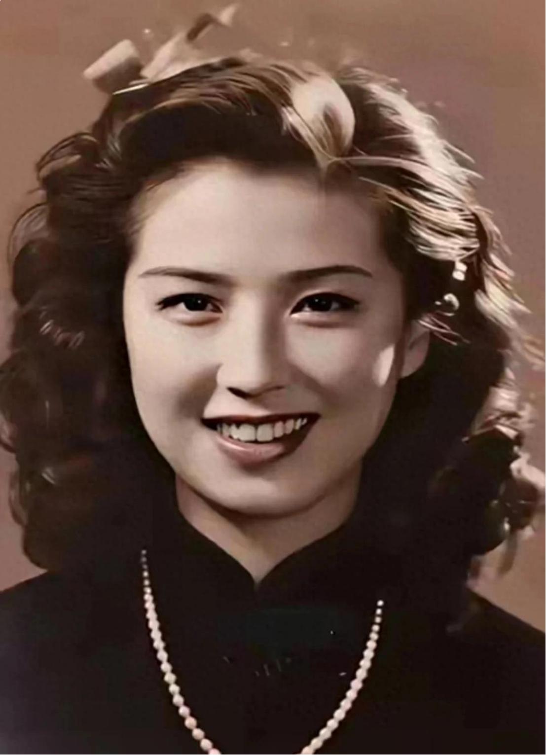 还记得民国时期，上海“百乐门头牌”第一舞女胡枫吗？

27岁退居荧幕后，在影视圈
