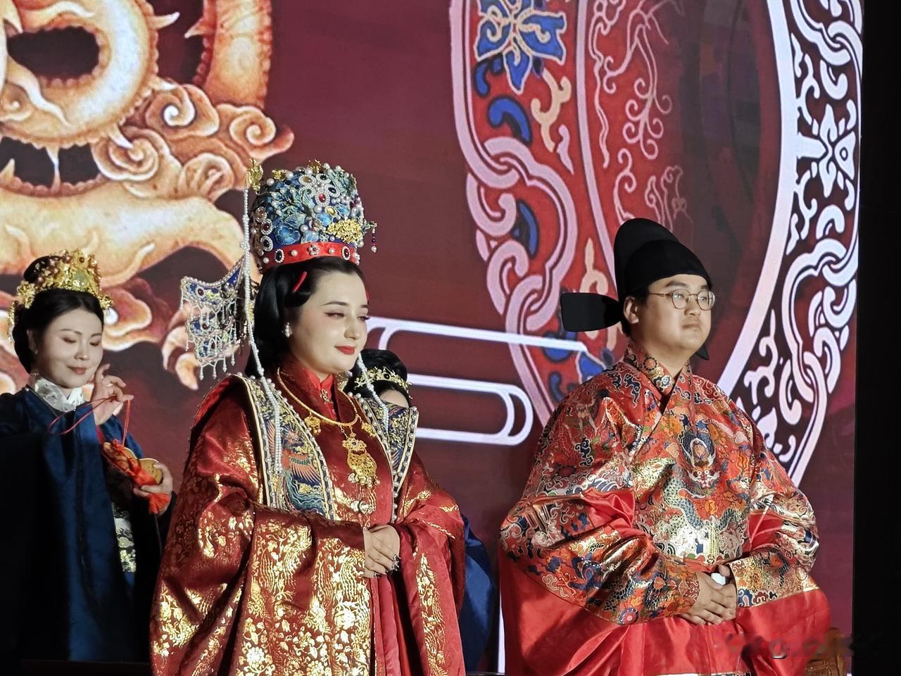 在河南人更喜欢在自己的农村院子里布置婚礼，南阳农村院子婚礼布置多少钱？
    