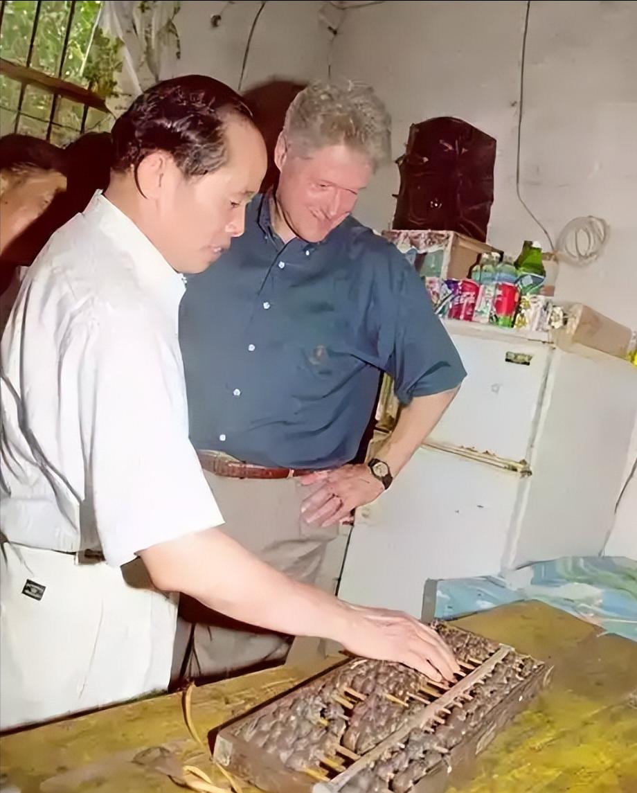 1998年，克林顿访问中国，误入了西安一家小卖铺。他看见老板还在用算盘，脸上露出