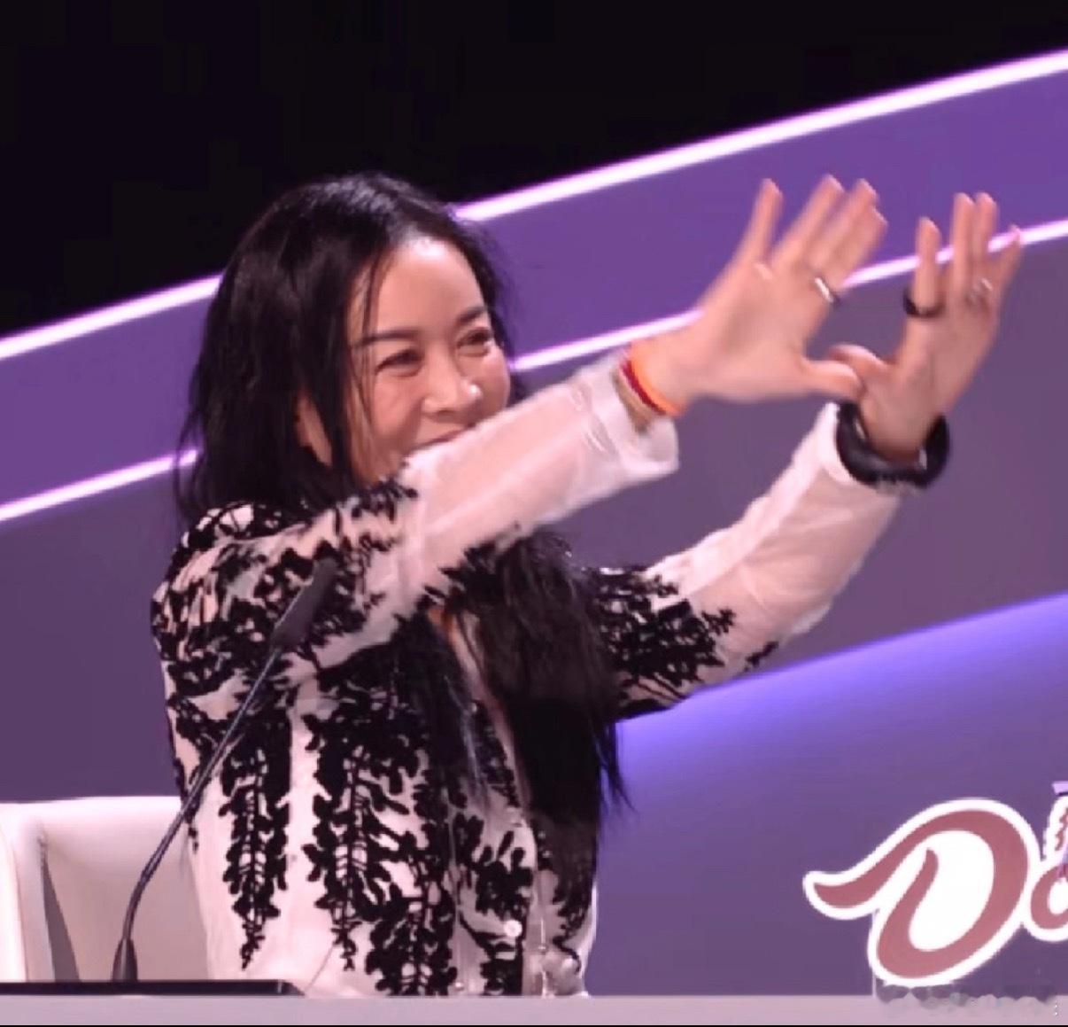 哈哈哈哈哈哈哈怎么以前没发现这俩人这么有意思呢，一直以为那英是个魔丸，没想到华晨