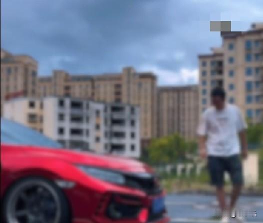 近日，河北保定一男子开车前习惯性地绕车一周，竟发现一位大爷把头伸在车底睡觉，幸亏