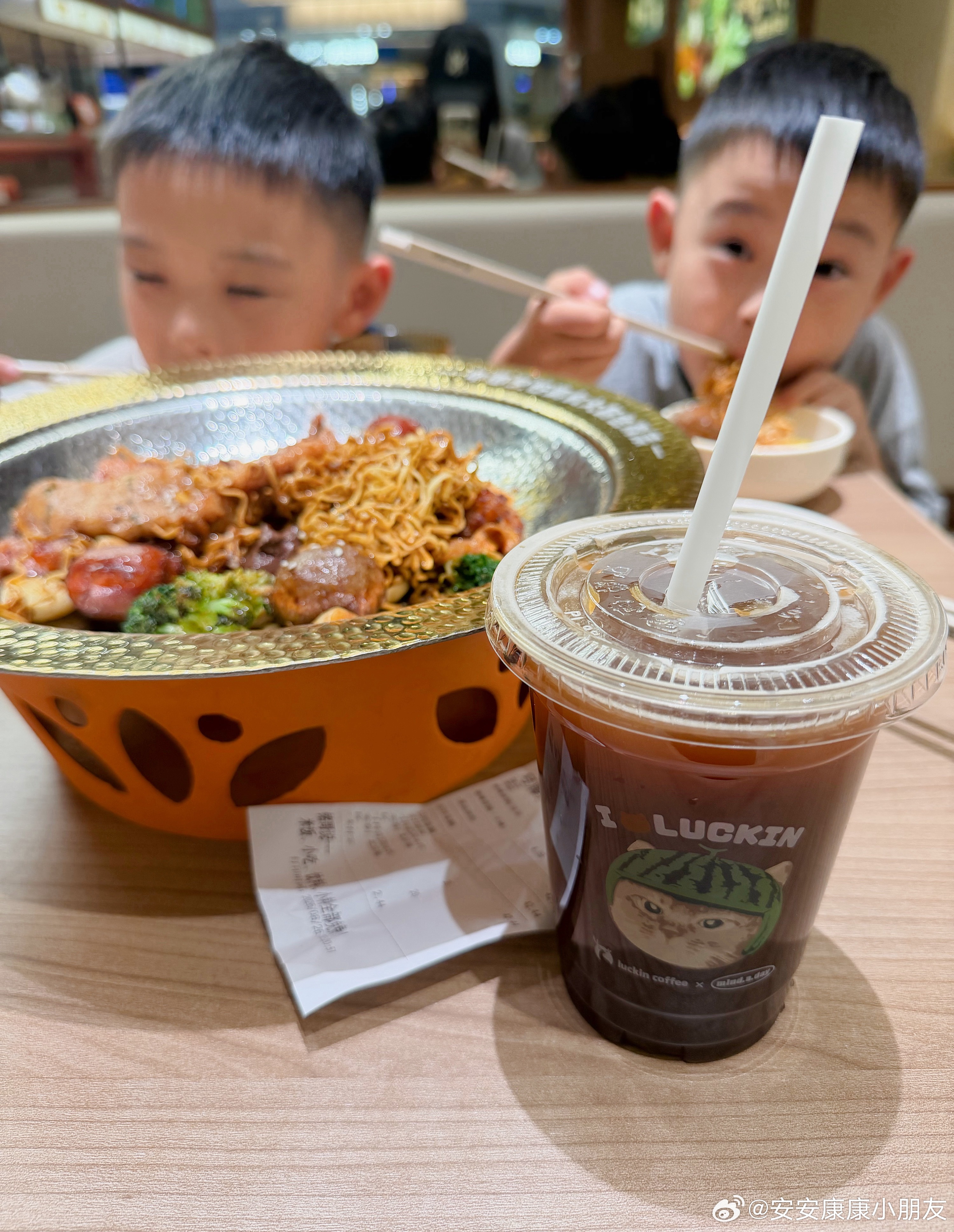 这俩人可爱吃麻辣香锅了[二哈] 我喝咖啡，就不吃饭了想到网上有人问为什么妈妈只给