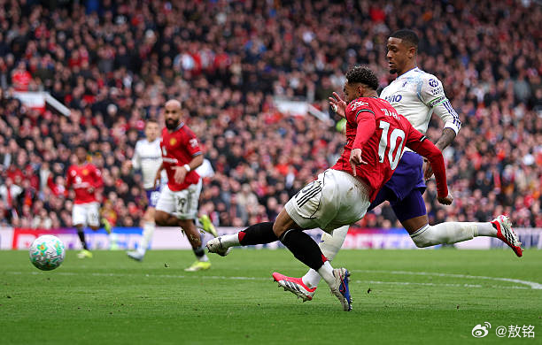 一脚敲 我踢球比较迷信“一脚敲”。我不喜欢自以为可以踢控制足球的队友，慢慢就踢成