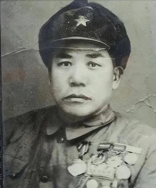 1955年授衔，毛主席看完名单后突然问：“那个一次砍杀27个日军的军中吕布怎么没