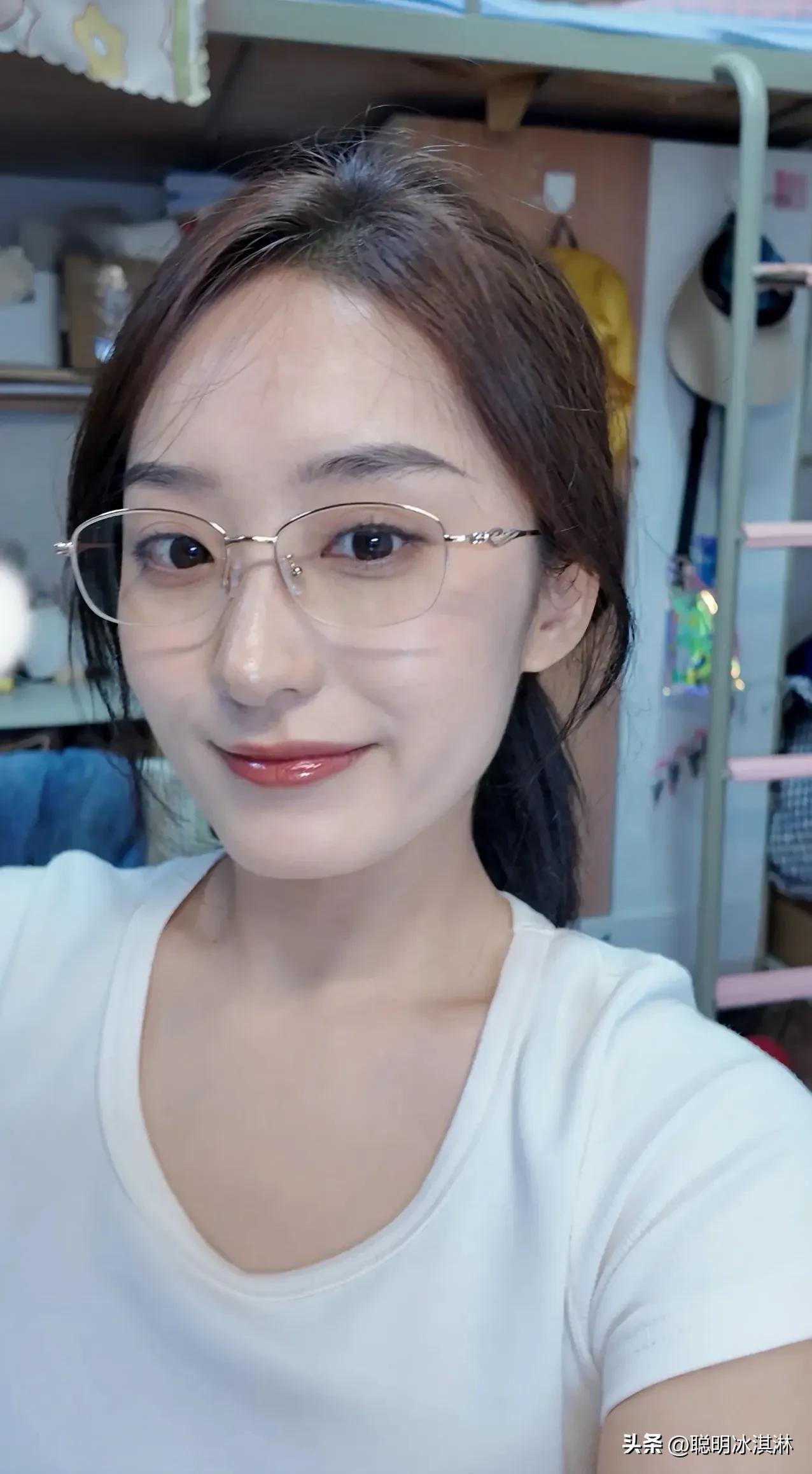 宿舍自拍女孩的日常 
镜头一开，宿舍秒变秀场！  
表情包+美颜滤镜，自信爆棚