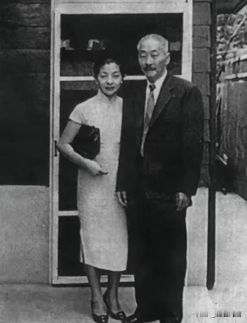 这位可是鼎鼎大名的浪荡公子！
 
卢小嘉是民国四公子之一，父亲是军阀卢永祥，年少