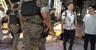 长崎街头深夜发生抢劫。一名26岁美国海军水兵趁出租车停靠时，突然拉开后座车门，抢
