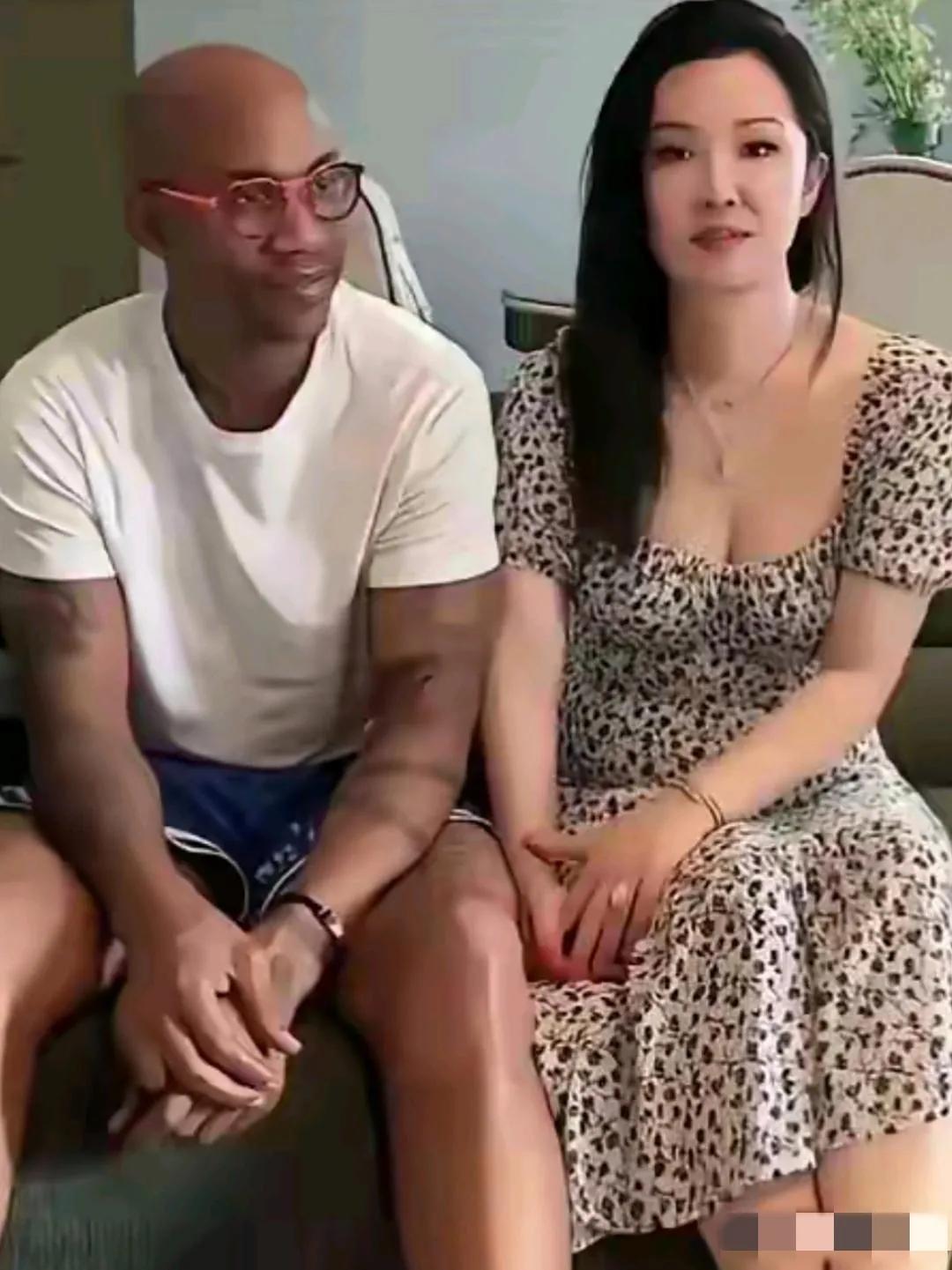 哈哈哈，镜头中的马布里光头黑面，浓眉大眼，竟然还戴了一副眼镜，不但不显斯文，倒显