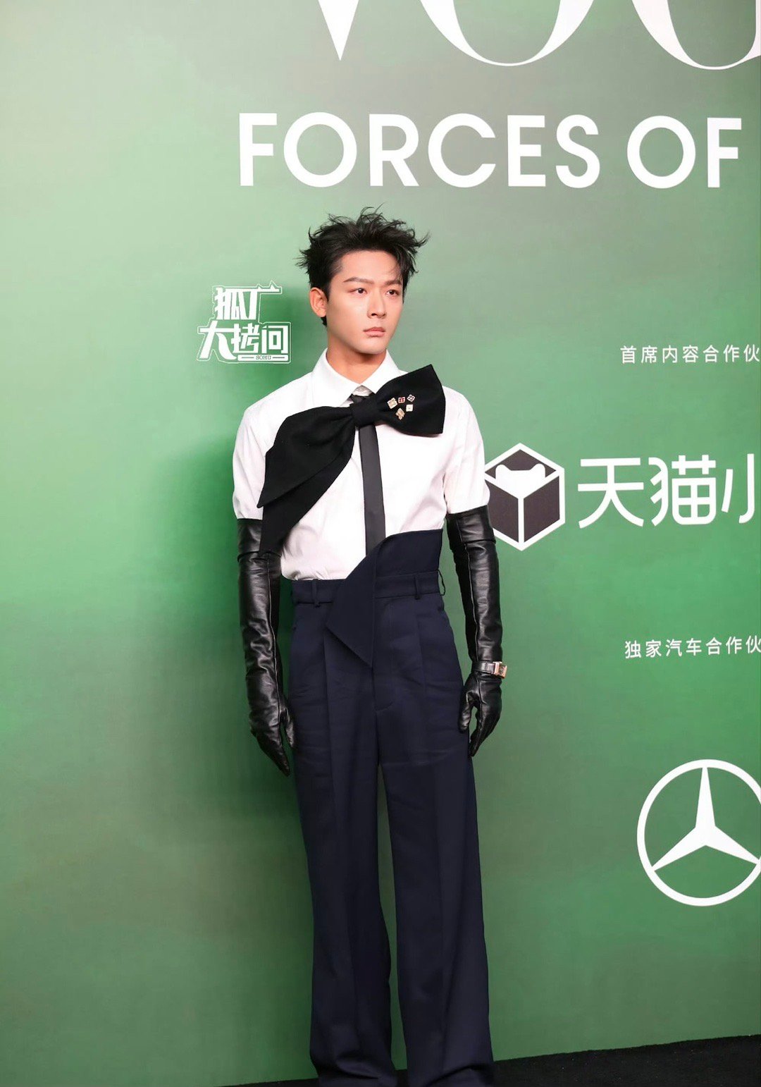 乔二强为养家在家门口小饭馆卖力洗碗look ​​​