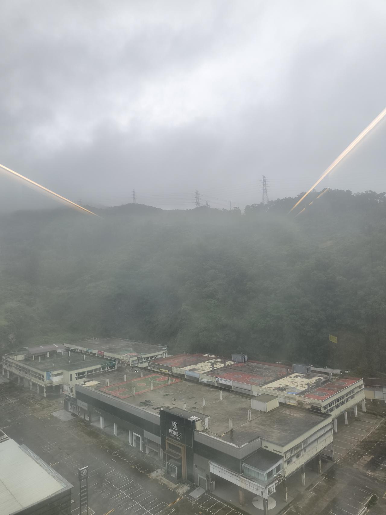 带定位晒今日生活 今日深圳，阴天相伴。天空像是被一块巨大的灰色幕布笼罩，不过这并