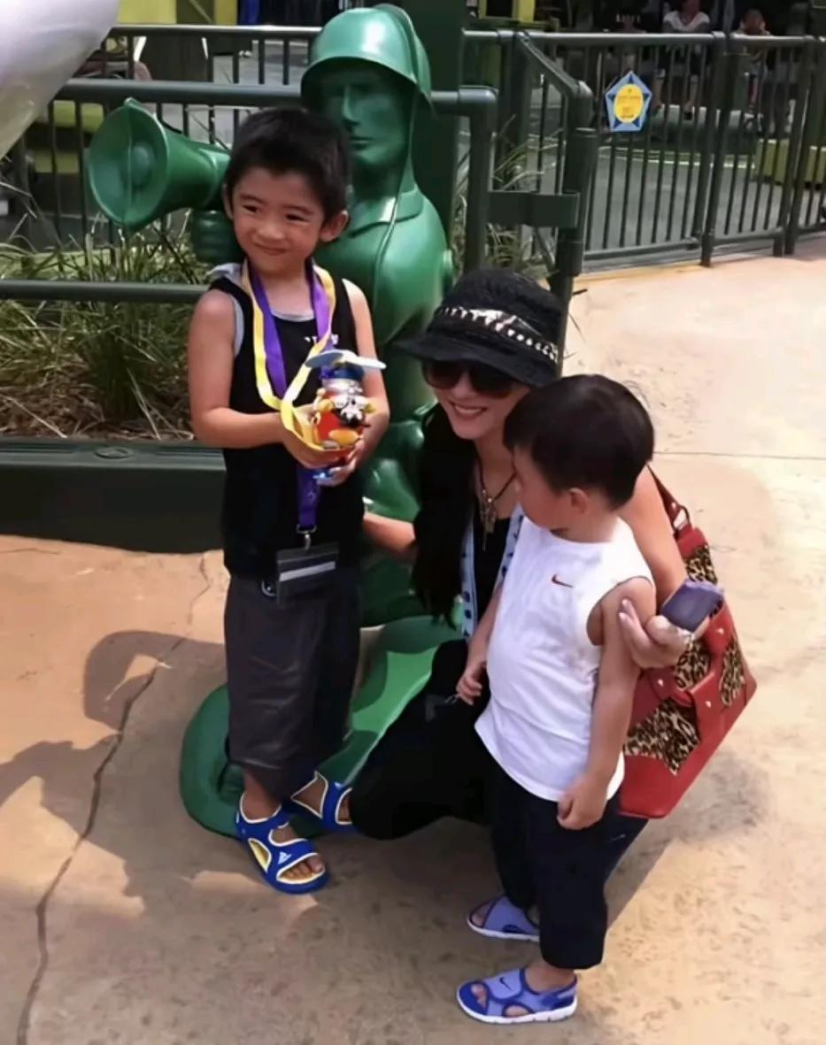 张柏芝真的是一个伟大的妈妈，他在谢霆锋抛弃他们母子后，一个人独立承担起照顾两个儿