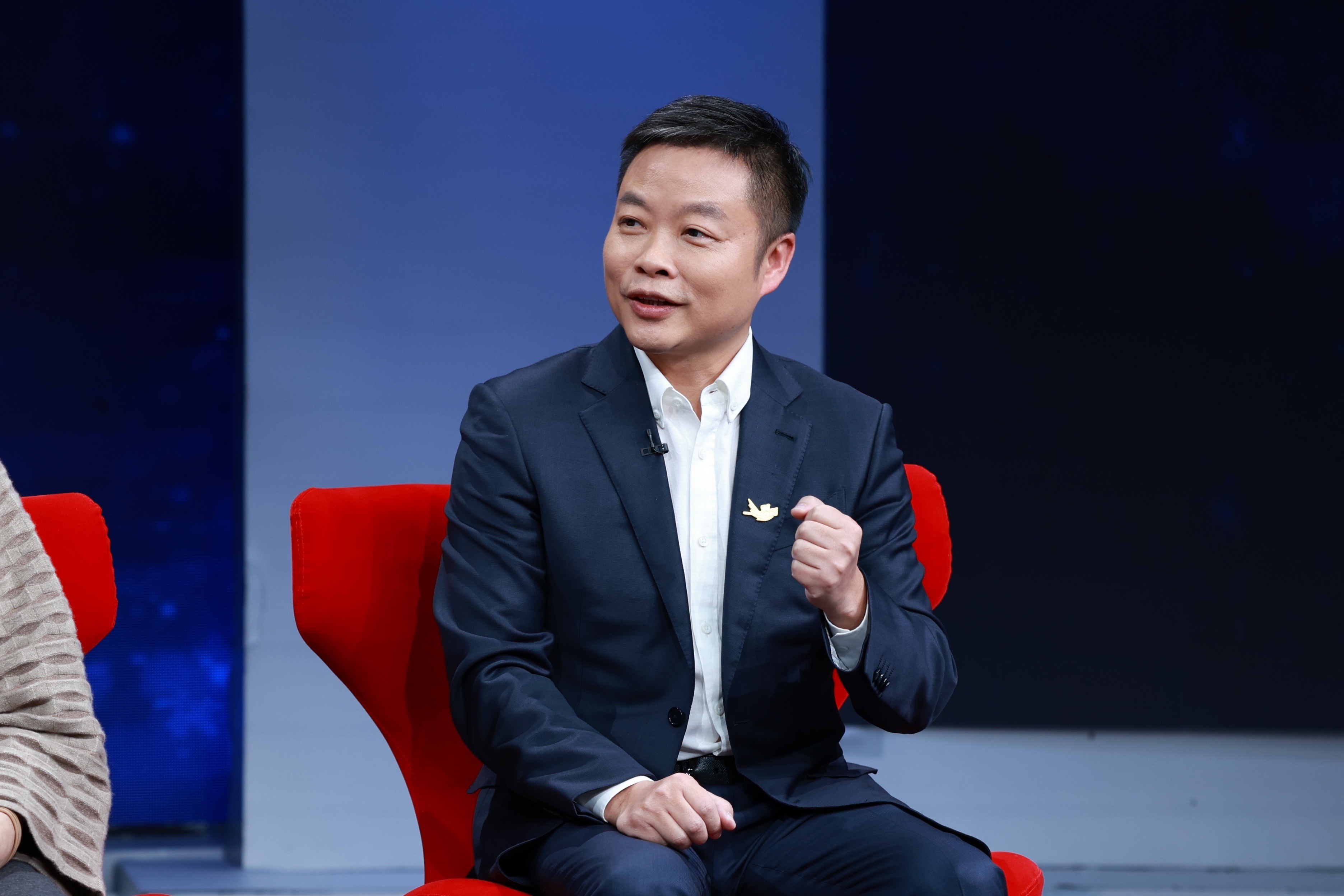 何小鹏回应小鹏联合国自动驾驶工作组秘书长从“卖车”到“定规则”，这一步跨得大。何